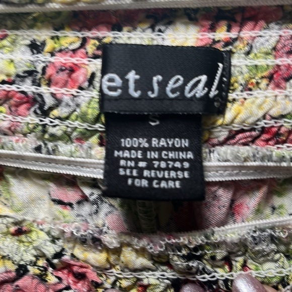 Wet Seal floral shorts with front tie and pockets size small - Picture 4 of 6